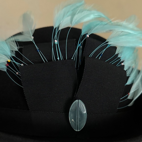 DRAMATIC 1940s\' BLACK FELT \